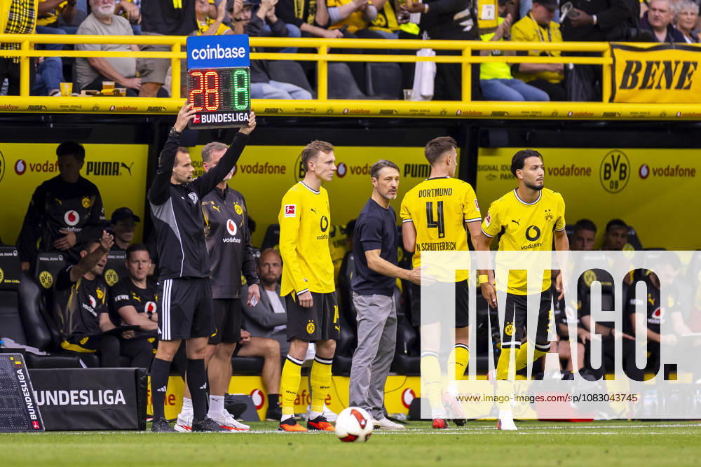 Soccer, Matchday 3 of the 1st Bundesliga, Borussia Dortmund vs. SC Paderborn, Maximilian Beier (Borussia Dortmund), Coach Niko Kovac (Borussia Dortmund), Nico Schlotterbeck (Borussia Dortmund) is substituted, Ramy Bensebaini (Borussia Dortmund), Signal Iduna Park, Dortmund, North Rhine-Westphalia, Germany, xRHR PHOTO DEx