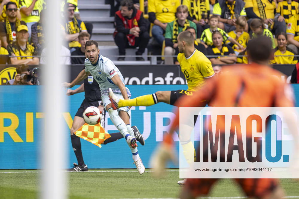Soccer, Matchday 3 of the 1st Bundesliga, Borussia Dortmund vs. SC Paderborn, Marvin Pieringer (SC Paderborn 07), Waldemar Anton (Borussia Dortmund), Signal Iduna Park, North Rhine-Westphalia, Germany, xRHR PHOTO DEx