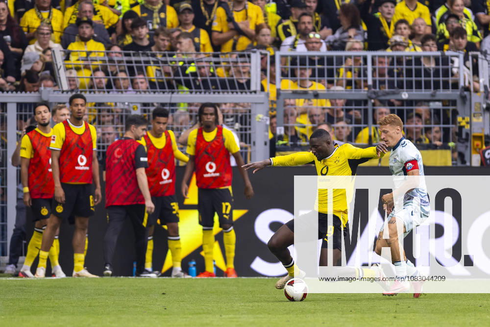 Soccer, Matchday 3 of the 1. Bundesliga, Borussia Dortmund vs. SC Paderborn: Serhou Guirassy (Borussia Dortmund), Laurin Curda (SC Paderborn 07), Dortmund, Signal Iduna Park, North Rhine-Westphalia, Germany, xRHR, PHOTO DEx
