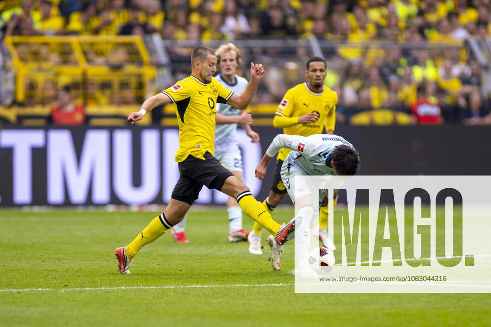 Soccer, Matchday 3 of the 1. Bundesliga, Borussia Dortmund vs. SC Paderborn, Waldemar Anton (Borussia Dortmund), Laurin Ulrich (SC Paderborn 07), Dortmund, Signal Iduna Park, North Rhine-Westphalia, Germany, xRHR, PHOTO DEx