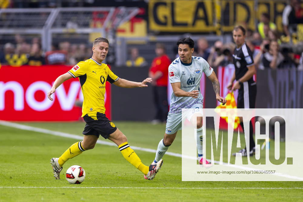 Soccer, Matchday 3 of the 1. Bundesliga, Borussia Dortmund vs. SC Paderborn: Joey Veerman (Borussia Dortmund), Raphael Obermair (SC Paderborn 07), Dortmund, Signal Iduna Park, North Rhine-Westphalia, Germany, xRHR, PHOTO DEx