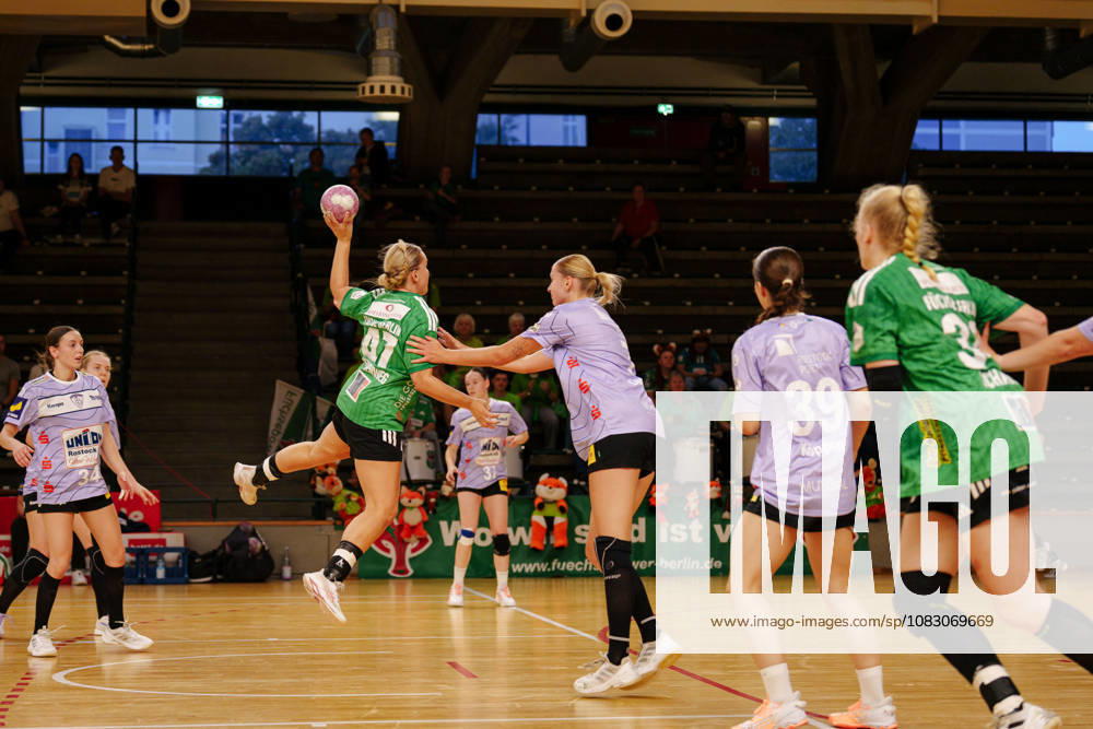 2 Alsco Women s Handball Bundesliga, Matchday 3: Füchse Berlin vs. Rostocker Handball Club; Anouk Nieuwenweg of Füchse Berlin, No. 47, taking a jump shot on September 12, 2026, at the Charlottenburg Sports Hall, Berlin, Berlin, Charlottenburg Sports Hall, Berlin, Germany