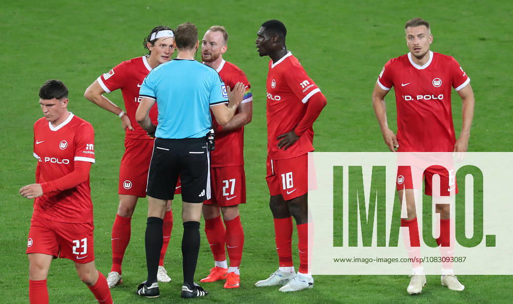 Fabian Reese (VfL Wolfsburg) and Maximilian Arnold (VfL Wolfsburg) dispute the goal with referee Soeren Storks. Soccer, 2nd Division, 2026–2027 season, Men’s, FC St. Pauli vs. VfL Wolfsburg, 1–0 DFL REGULATIONS PROHIBIT ANY USE OF PHOTOGRAPHS AS IMAGE SEQUENCES AND OR QUASI-VIDEO