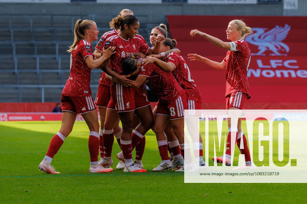 Liverpool FC Women v Tottenham Hotspur Women Players of Liverpool FC Women celebate their equalising goal during the match between Liverpool FC Women and Tottenham Hotspur Women at BrewDog Stadium in St Helens, England on September 13, 2026., Credit:Victoria Cropper Vicky Pearson Avalon UK, Merseyside, St Helens, Headingly