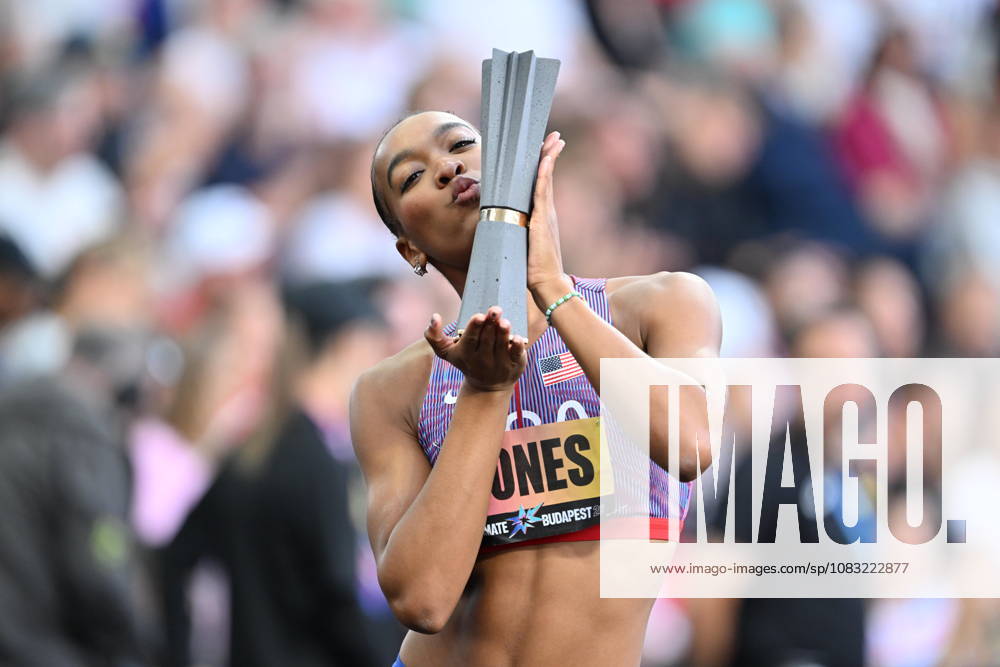 World Athletics Ultimate Championship - Budapest: Day Three BUDAPEST, HUNGARY - SEPTEMBER 13: Jasmine Jones of Team United States lifts her World Athletics Ultimate Championship trophy after victory in the Women s 400 Metres Hurdles Final during Day 3 of the World Athletics Ultimate Championship at National Athletics Centre on September 13, 2026 in Budapest, Hungary. Mustafa Yalcin Anadolu Budapest Hungary. Editorial use only. Please get in touch for any other usage.
