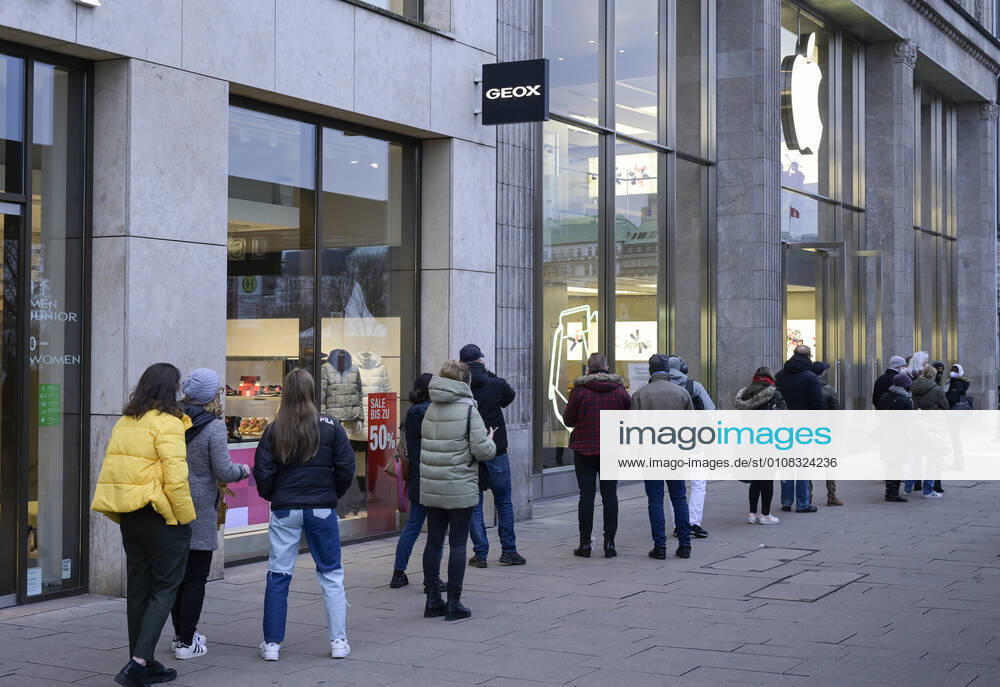 DEUTSCHLAND, Hamburg, Corona Pandemie, harter lockdown, in der Warteschlange, schnell noch ein neues iphone im Apple Store, letztes shopping vor Weihnachten Hamburg Deutschland