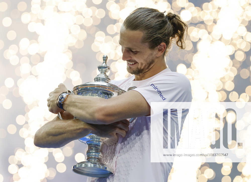 Alexander Zverev of Germany holds the trophy after defeating Ben Shelton to win the Men s Finals match in Arthur Ashe Stadium at the 2026 US Open Tennis Championship at the USTA Billie Jean King National Tennis Center in New York City on Sunday, September 13, 2026. Zverev won 6-3, 7-6, 5-7, 6-2. NYP20260913883 COREYxSIPKIN