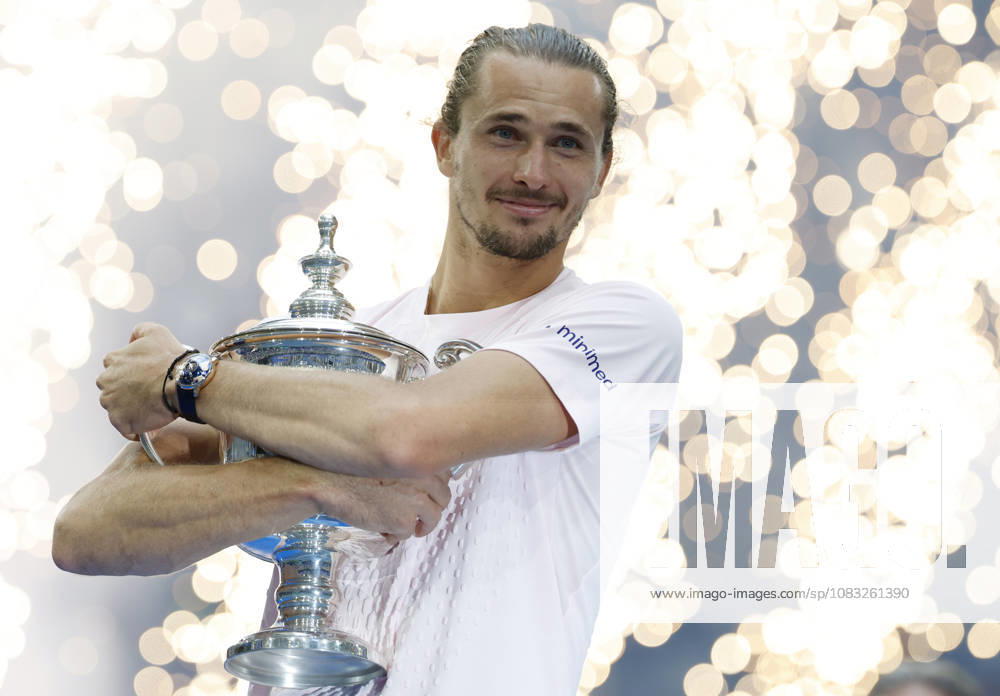 Alexander Zverev of Germany holds the trophy after defeating Ben Shelton to win the Men s Finals match in Arthur Ashe Stadium at the 2026 US Open Tennis Championship at the USTA Billie Jean King National Tennis Center in New York City on Sunday, September 13, 2026. Zverev won 6-3, 7-6, 5-7, 6-2. NYP20260913884 COREYxSIPKIN