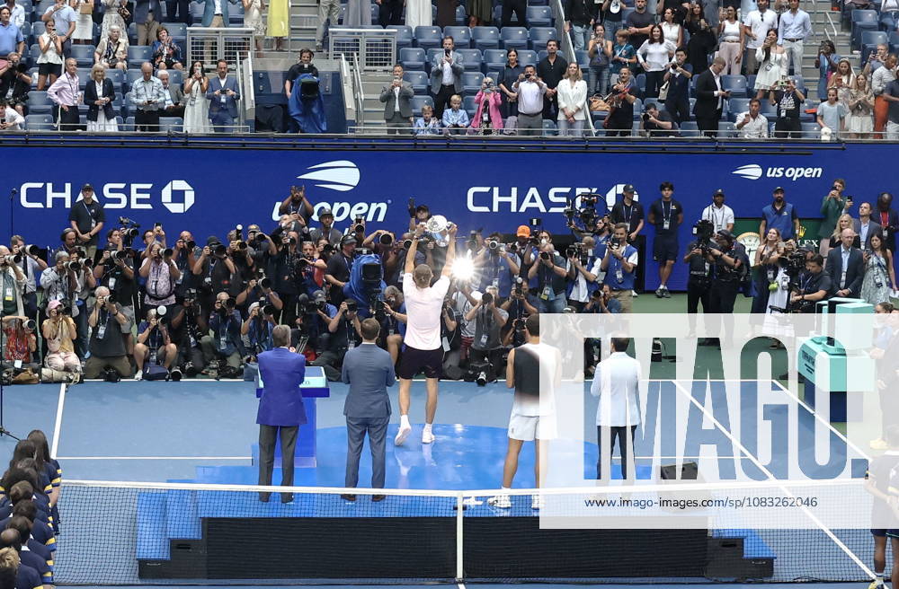 US Open tennis tournament - Day 15 Alexander Zverev (C) of Germany poses with the Champions trophy after winning the Men s Singles Final of the US Open Tennis Championships in Flushing Meadows, New York, USA, 13 September 2026. FLUSHING MEADOWS NEW YORK United States