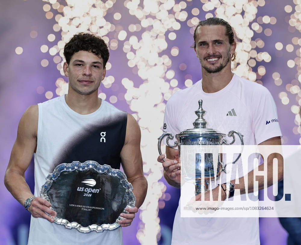 Finalist Ben Shelton and winner Alexander Zverev with the trophy and tennis legend Jimmy Connors; awards ceremony; presentation; U.S. Open Championships; Billie Jean King National Tennis Center; Flushing Meadows; New York; USA