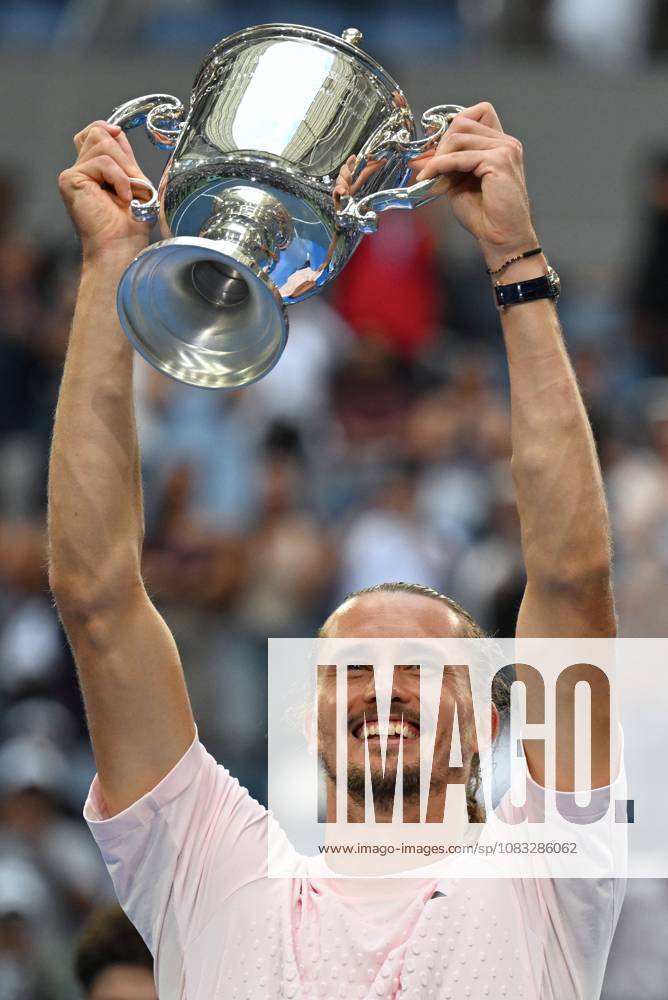 (260914) -- NEW YORK, Sept. 14, 2026 -- Alexander Zverev holds the trophy during the awarding ceremony after the men s singles final match between Alexander Zverev of Germany and Ben Shelton of the United States at the 2026 US Open tennis championships in New York, the United States, Sept. 13, 2026. ) (SP)U.S.-NEW YORK-TENNIS-US OPEN-MEN S FINAL LixRui