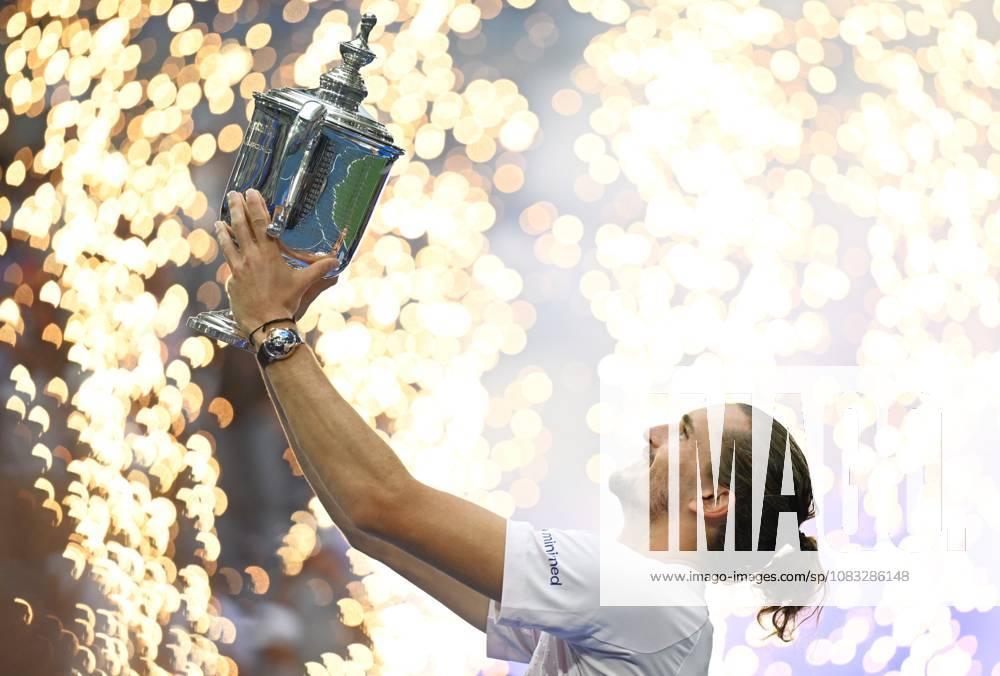 (260914) -- NEW YORK, Sept. 14, 2026 -- Alexander Zverev holds the trophy during the awarding ceremony after the men s singles final match between Alexander Zverev of Germany and Ben Shelton of the United States at the 2026 US Open tennis championships in New York, the United States, Sept. 13, 2026. ) (SP)U.S.-NEW YORK-TENNIS-US OPEN-MEN S FINAL LixRui