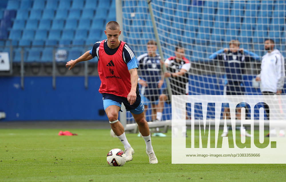 Miro Muheim, Hamburger SV Soccer, Men s Team, 2026–2027 Season, 1. Bundesliga, Volksparkstadion, Hamburger SV, Open Practice. DFL regulations prohibit any use of photographs as image sequences and or quasi-video.
