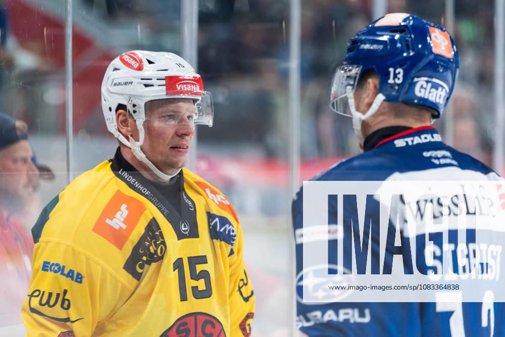 Zurich, Swiss Life Arena, National League: ZSC Lions vs. SC Bern, 15 Miro Aaltonen (Bern), 13 Justin Sigrist (ZSC), Zurich, Swiss Life Arena, Zurich, Switzerland
