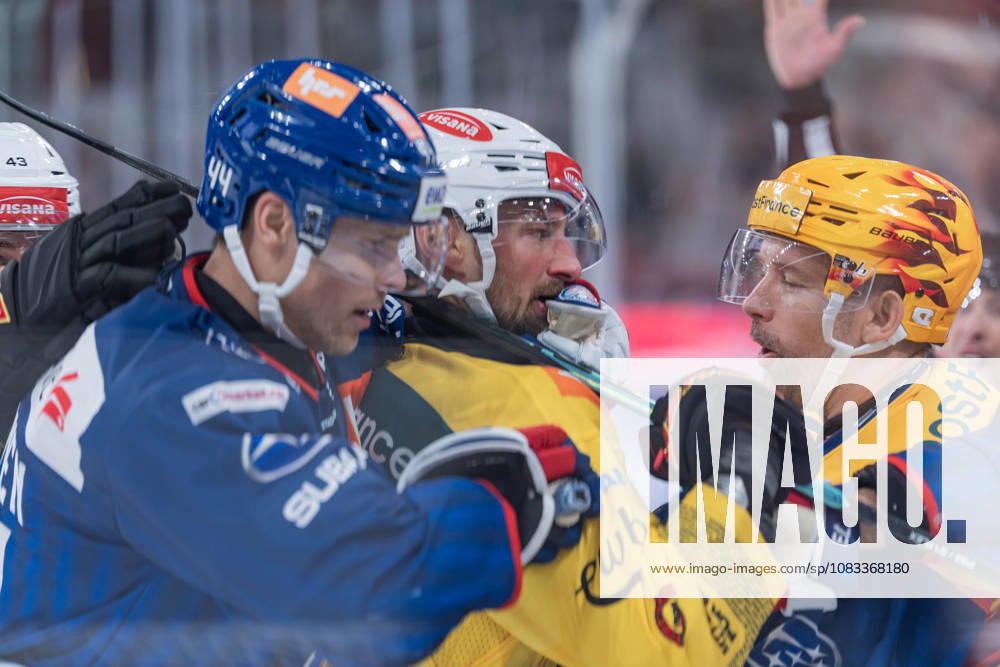 Zurich, Swiss Life Arena, National League: ZSC Lions vs. SC Bern, 10 Tristan Scherwey (Bern), 4 Patrick Geering (ZSC), 44 Mikko Lehtonen (ZSC), Zurich, Swiss Life Arena, Zurich, Switzerland