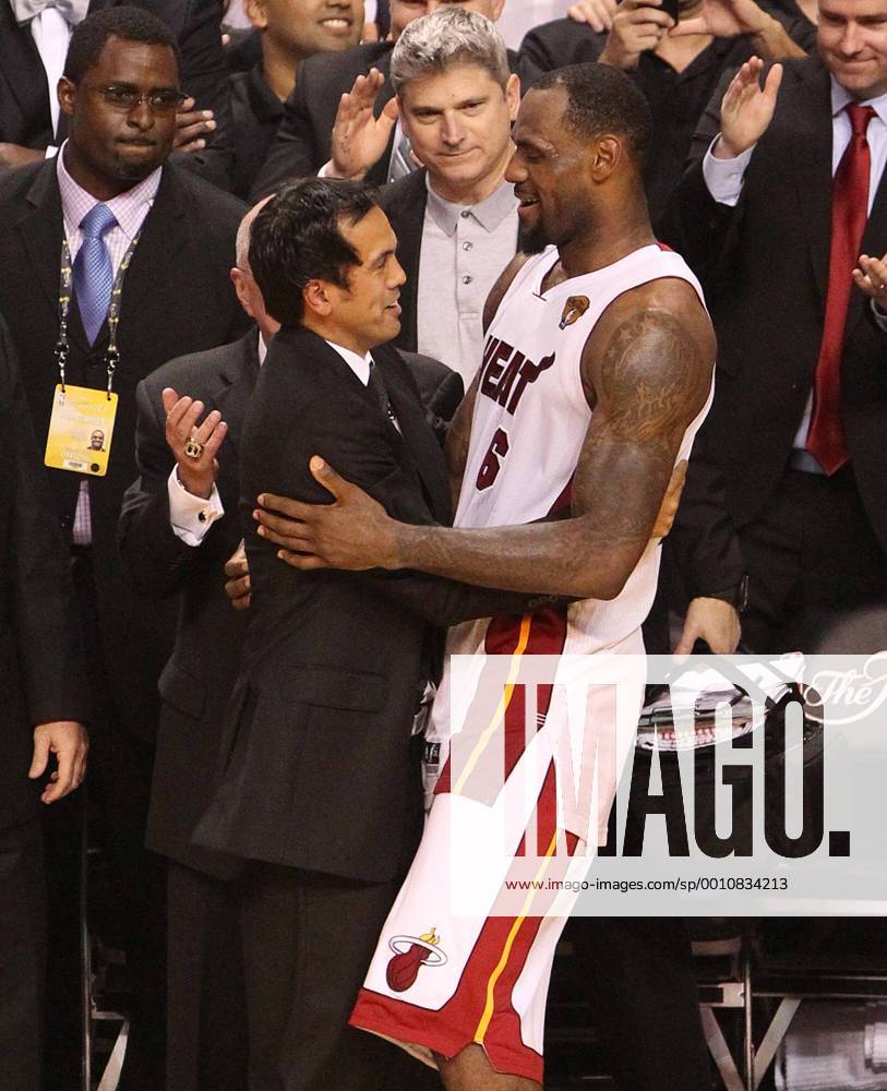 Miami, FL, USA - Coach Erik Spoelstra celebrates with LeBron James during the fourth quarter of game 5 as the Miami Heat defeated the Oklahoma City Thunder, 121-106 in the NBA Basketball Herren USA champioship, at the AmericanAirlines Arena in Miami, Florida, Thursday, June 21, 2012. Heat vs. Thunder in NBA Basketball Herren USA Finals - ZUMAm67