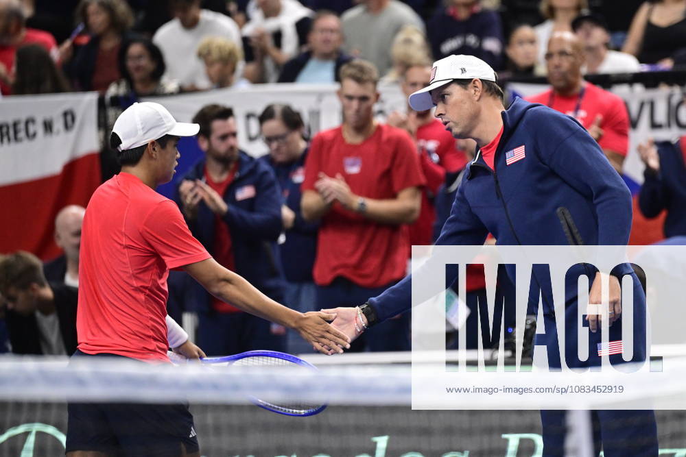 Learner Tien (USA), left, and Jakub Mensik (CZE) shake hands prior their game of the 2026 Davis Cup men s team tennis World Championship, WM, Weltmeisterschaft match between the Czech Republic and the United States, in Prague, Czech Republic, on September 18, 2026. (CTKxPhoto RomanxVondrous) CTKPhotoP2026091805512 CTKPhotoP2026091805512