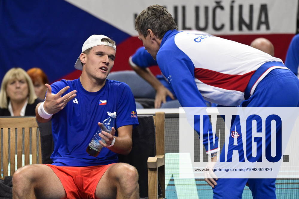 Jakub Mensik (CZE), left, speaks to non- playing captain Tomas Berdych during the game against Learner Tien (USA), the 2026 Davis Cup men s team tennis World Championship, WM, Weltmeisterschaft match between the Czech Republic and the United States, in Prague, Czech Republic, on September 18, 2026. (CTKxPhoto RomanxVondrous) CTKPhotoP2026091805539 CTKPhotoP2026091805539