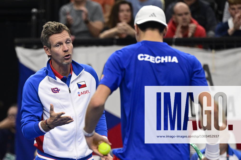 Jakub Mensik (CZE), right, speaks to non- playing captain Tomas Berdych during the game against Learner Tien (USA), the 2026 Davis Cup men s team tennis World Championship, WM, Weltmeisterschaft match between the Czech Republic and the United States, in Prague, Czech Republic, on September 18, 2026. (CTKxPhoto RomanxVondrous) CTKPhotoP2026091805573 CTKPhotoP2026091805573