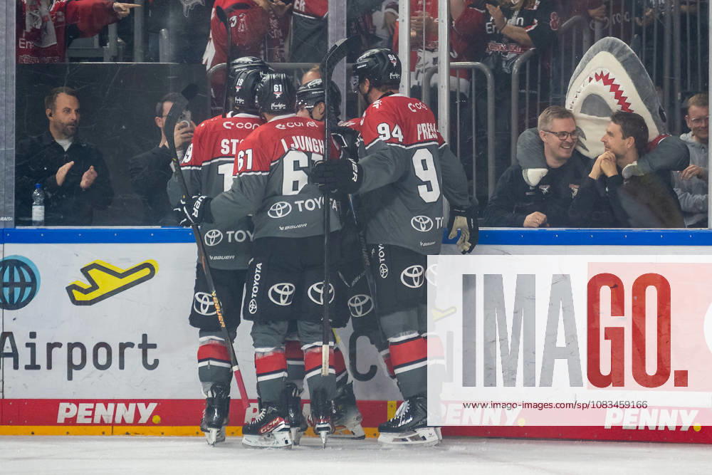 The Cologne players celebrate the goal that tied the game at 1–1: Cologne Haie vs. Grizzlys Wolfsburg, ice hockey, Penny DEL, Matchday 1, 2026–2027 season, September 18, 2026, Cologne Haie vs. Grizzlys Wolfsburg, ice hockey, Penny DEL, Matchday 1, 2026–2027 season, September 18, 2026, Cologne
