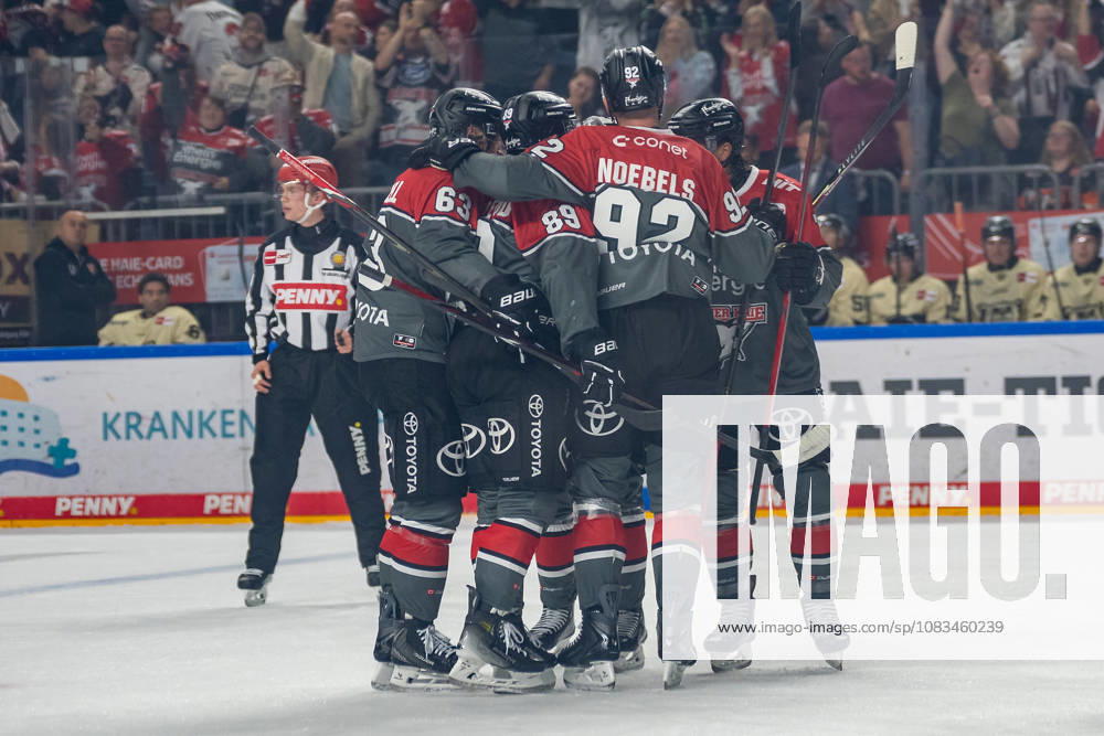 The Cologne players celebrate the goal that tied the game at 2–2, scored by Valtteri Kemilainen of the Cologne Haie. Match 13: Cologne Haie vs. Grizzlys Wolfsburg, ice hockey, Penny DEL, Matchday 1, 2026–2027 season, September 18, 2026, Cologne Haie vs. Grizzlys Wolfsburg, Ice Hockey, Penny DEL, Matchday 1, 2026–2027 Season, September 18, 2026, Cologne
