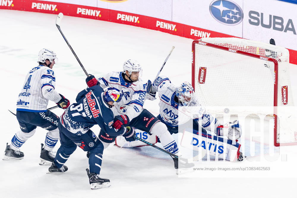 Jeremy McKenna, EHC Red Bull Munich, 91, misses here against Dan Renouf, Adler Mannheim, 04, Nicolas Mattinen, Adler Mannheim, 52, and Maximilian Franzreb, goaltender, Adler Mannheim, 56 GER, EHC Red Bull Munich vs. Adler Mannheim, ice hockey, DEL, 2026–2027 season, Matchday 1, September 18, 2026 Photo: HMB Media, Franz Feiner