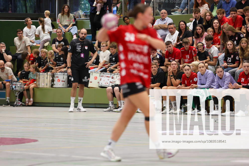 Manel Cirac, SG Nürtingen Zizishausen, coach, watches the game: GER, SG Nürtingen Zizishausen vs. HL Buchholz 08 Rosengarten, handball, 2nd ALSCO Women’s Handball Bundesliga, Matchday 4, 2026–2027 season, September 19, 2026 GER, SG Nürtingen Zizishausen vs. HL Buchholz 08 Rosengarten, Handball, 2nd ALSCO Women’s Handball Bundesliga, Matchday 4, 2026–2027 season, September 19, 2026, Steinenberg