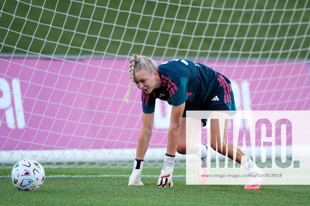 Merle Frohms of Real Madrid CF warms up during the Spanish Women League, Liga F, football match between Real Madrid and Valencia CF at Alfredo Di Stefano stadium on September 19, 2026, in Valdebebas, Madrid, Spain. Real Madrid V Valencia CF - Liga F - ZUMAa181 20260919_zaa_a181_290
