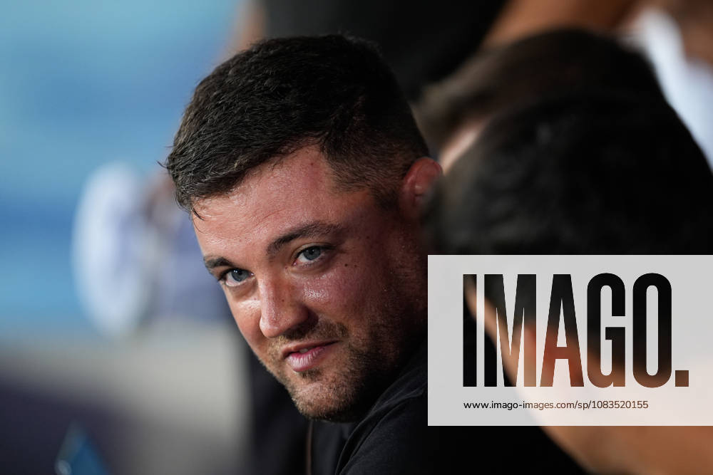 Mikel Crespo, head coach of VCF Femenino, looks on during the Spanish Women League, Liga F, football match between Real Madrid and Valencia CF at Alfredo Di Stefano stadium on September 19, 2026, in Valdebebas, Madrid, Spain. Real Madrid V Valencia CF - Liga F - ZUMAa181 20260919_zaa_a181_317