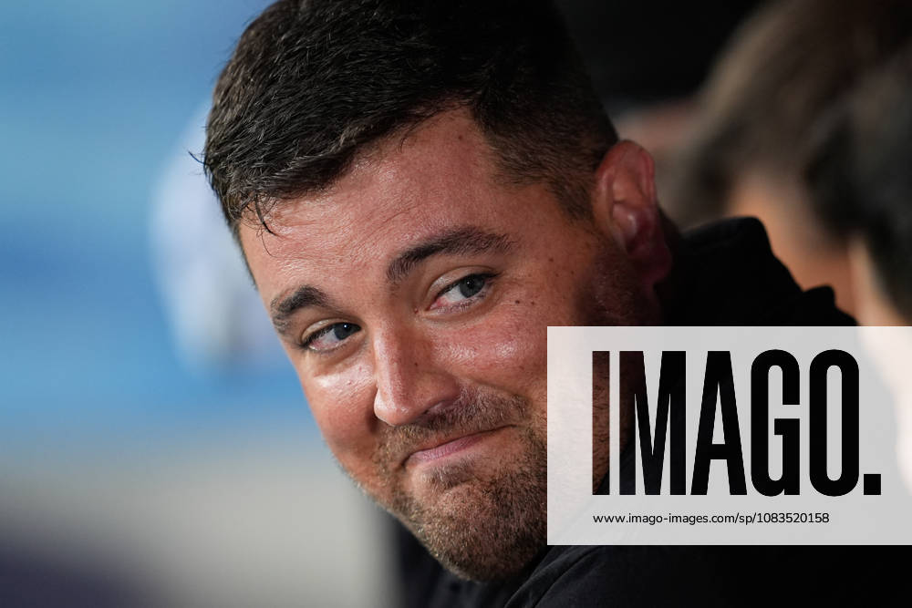 Mikel Crespo, head coach of VCF Femenino, looks on during the Spanish Women League, Liga F, football match between Real Madrid and Valencia CF at Alfredo Di Stefano stadium on September 19, 2026, in Valdebebas, Madrid, Spain. Real Madrid V Valencia CF - Liga F - ZUMAa181 20260919_zaa_a181_319