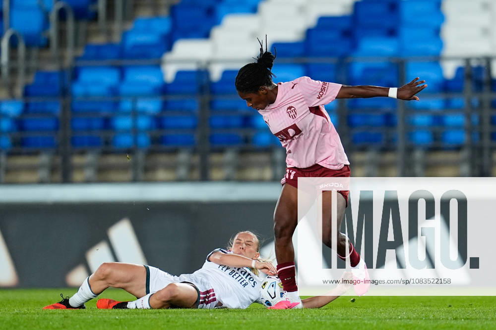 Amon Rebecca Grace Elloh of VCF Femenino and Elisa Senss of Real Madrid CF compete for the ball during the Spanish Women League, Liga F, football match between Real Madrid and Valencia CF at Alfredo Di Stefano stadium on September 19, 2026, in Valdebebas, Madrid, Spain. Real Madrid V Valencia CF - Liga F - ZUMAa181 20260919_zaa_a181_352