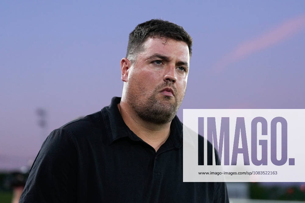 Mikel Crespo, head coach of VCF Femenino, looks on during the Spanish Women League, Liga F, football match between Real Madrid and Valencia CF at Alfredo Di Stefano stadium on September 19, 2026, in Valdebebas, Madrid, Spain. Real Madrid V Valencia CF - Liga F - ZUMAa181 20260919_zaa_a181_357