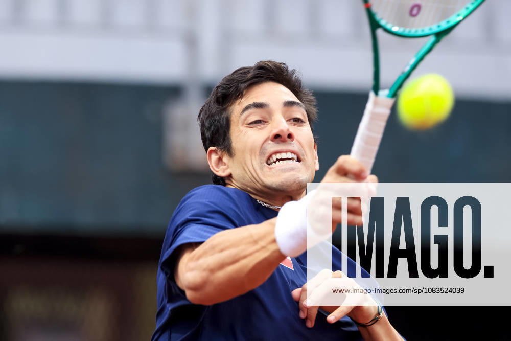 Tenis, Chile vs Espana. Copa Davis 2026. El jugador de Chile Cristian Garin regresa la pelota frente a Rafa Jodar de Espana durante el partido de singles de la Copa Davis valido por la segunda ronda de clasificatorios para el Grupo Mundials, disputado en el Court Central Anita Lizana, Parque Estadio Nacional en Santiago de Chile. 19 09 2026 Pepe Alvujar Photosport Tenis, Chile vs Espana. Copa Davis 2026. Chilean player Cristian Garin returns the ball to Spain s Rafa Jodar during the Davis Cup singles match valid for the second round of World Group qualifiers, played at the Anita Lizana Central Court, National Stadium Park in Santiago, Chile. 19 09 2026 Pepe Alvujar Photosport Chile vs Espana dia 1, Copa Davis 2026
