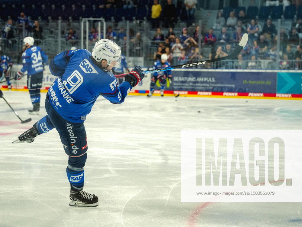 Penny DEL Ice Hockey, Adler Mannheim vs. Eisbären Berlin, from left: Leon Gawanke, Adler Mannheim