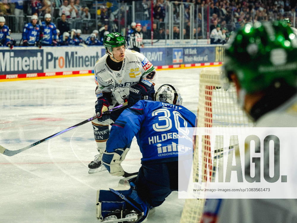 Penny DEL Ice Hockey, Adler Mannheim vs. Eisbären Berlin; from left: Ty Ronning (Eisbären Berlin), Jake Hildebrand (Adler Mannheim)