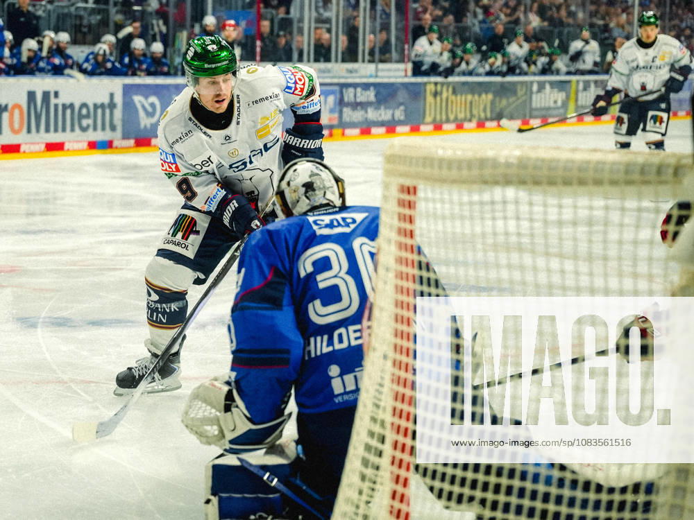 Penny DEL Ice Hockey, Adler Mannheim vs. Eisbären Berlin; from left: Ty Ronning (Eisbären Berlin) with the assist on the 0-1 goal by Jake Hildebrand (Adler Mannheim)