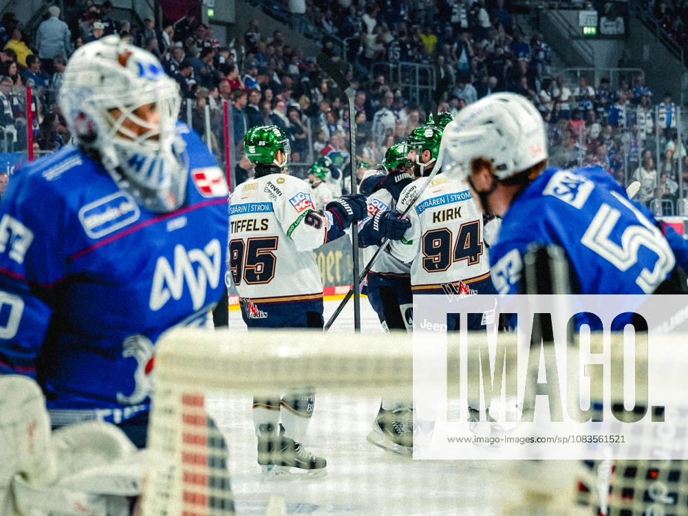 Penny DEL Ice Hockey, Adler Mannheim vs. Eisbären Berlin; left: Celebration after Eisbären Berlin s 0-1 win