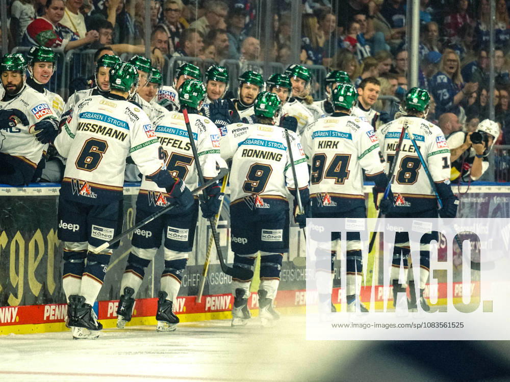 Penny DEL Ice Hockey, Adler Mannheim vs. Eisbären Berlin; left: Eisbären Berlin celebrating after 0–1