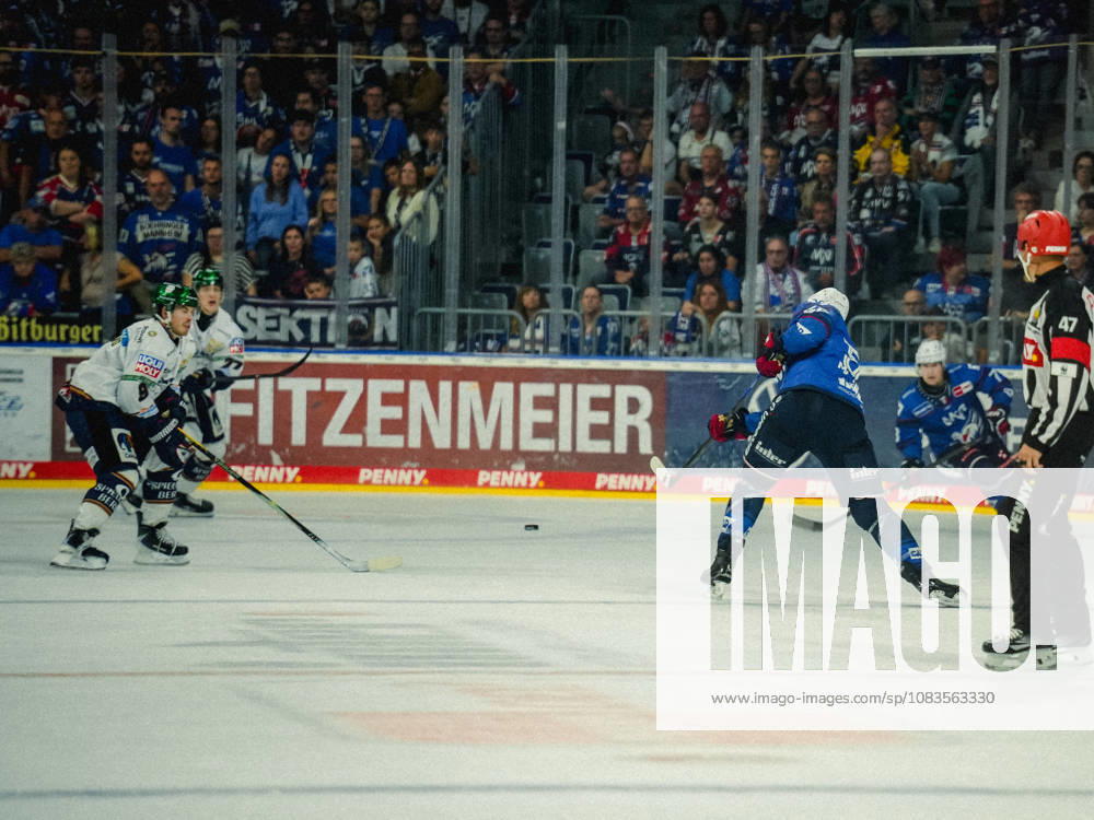 Penny DEL Ice Hockey, Adler Mannheim vs. Eisbären Berlin, from left: Nicolas Mattinen (Adler Mannheim) taking a shot on goal