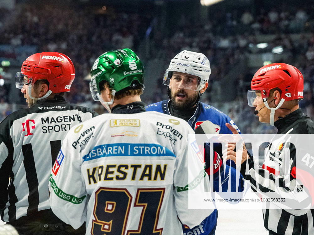 Penny DEL Ice Hockey, Adler Mannheim vs. Eisbären Berlin; from left: Tobias Krestan (Eisbären Berlin) and Tobias Fohrler (Adler Mannheim)