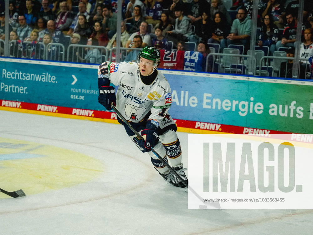Penny DEL Ice Hockey, Adler Mannheim vs. Eisbären Berlin; from left: Jonas Müller, Eisbären Berlin