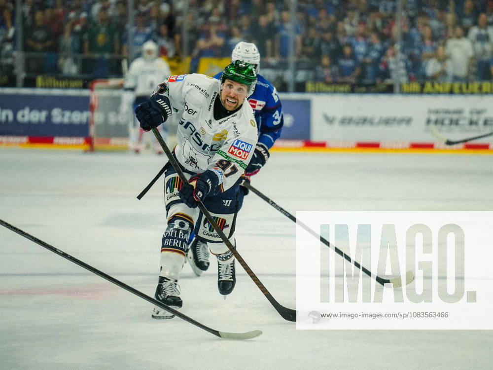 Penny DEL Ice Hockey, Adler Mannheim vs. Eisbären Berlin; from left: Gabriel Fontaine, Eisbären Berlin, shooting on goal