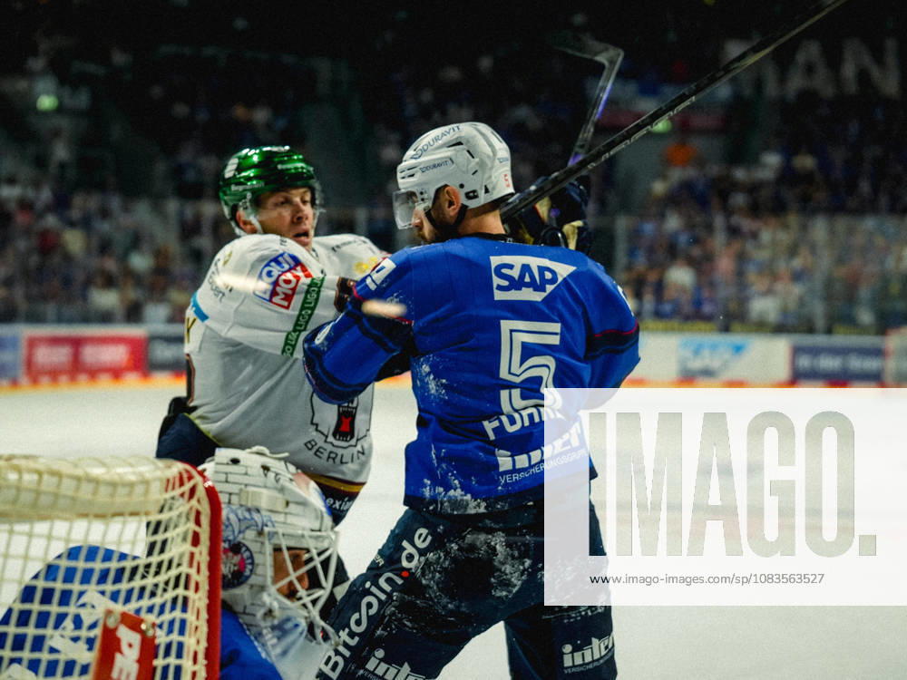 Penny DEL Ice Hockey, Adler Mannheim vs. Eisbären Berlin; from left: Tobias Fohrler (Adler Mannheim) and Yannick Veilleux (Eisbären Berlin)