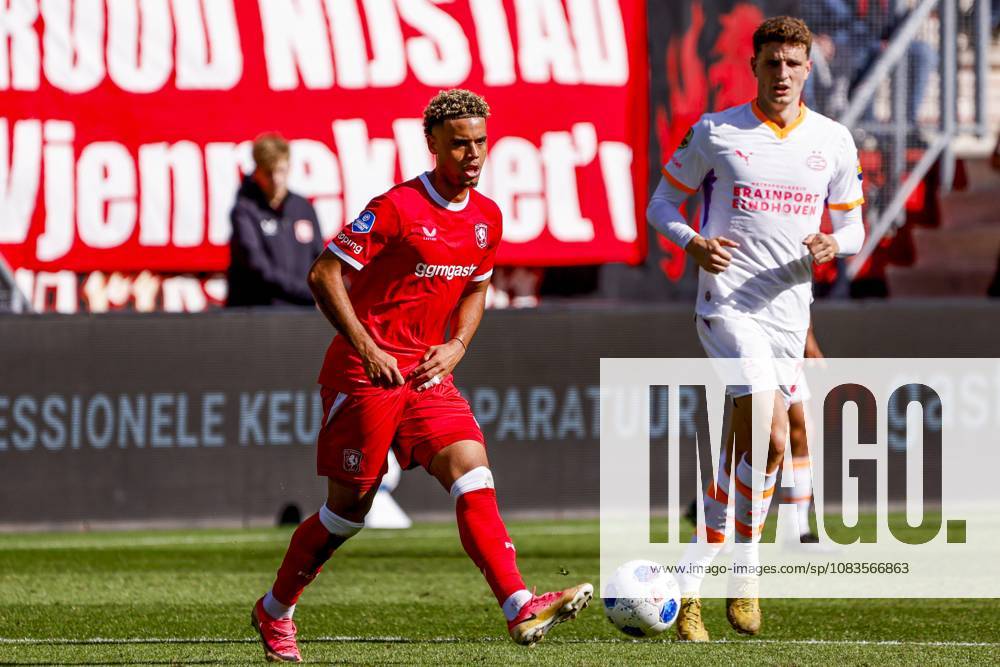 ENSCHEDE - Daouda Weidmann of FC Twente passes the ball during the Eredivisie match between FC Twente and PSV Eindhoven at De Grolsch Veste stadium on September 20, 2026, in Enschede, the Netherlands. WART BRINKERHOF ANP Eredivisie 2026 27 ANPxSportx xMarcelxterxBalsxIVx 569398622 originalFilename: 569398622