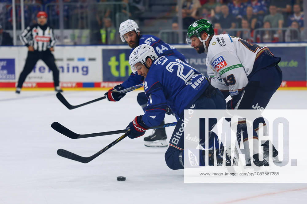 From left in a one-on-one battle: Kris Bennet (Adler Mannheim), 21, Patrick Khdodorenko (Eisbären Berlin), 13 GER Adler Mannheim Eisbären Berlin Ice Hockey DEL, Matchday 2, 2026–2027 Season, September 20, 2026 GER Adler Mannheim Eisbären Berlin Ice Hockey PENNY DEL, Matchday 2, 2026–2027 Season September 20, 2026, Mannheim
