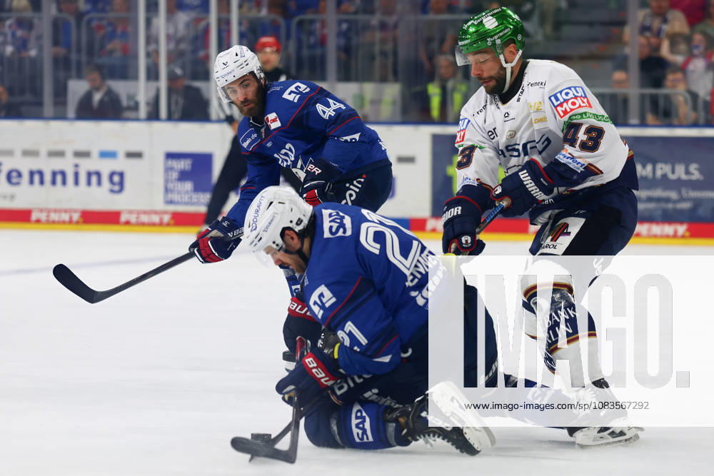 Iv li in a one-on-one battle, Kris Bennet of Adler Mannheim, 21, Patrick Khdodorenko of Eisbären Berlin, 13 GER Adler Mannheim Eisbären Berlin Ice Hockey DEL Matchday 2 of the 2026–2027 season September 20, 2026 GER Adler Mannheim Eisbären Berlin Ice Hockey PENNY DEL Matchday 2 of the 2026–2027 season September 20, 2026, Mannheim