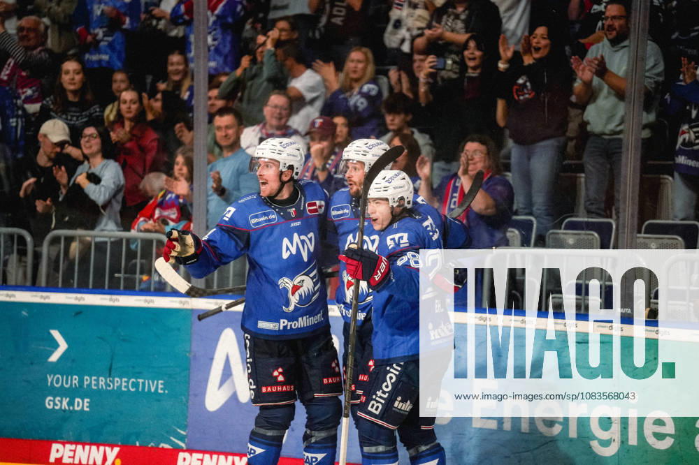 Penny DEL Ice Hockey, Adler Mannheim vs. Eisbären Berlin: Celebration after a goal by Tom Kühnhackl, Adler Mannheim