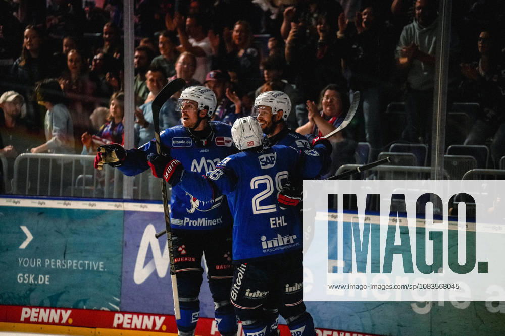 Penny DEL Ice Hockey, Adler Mannheim vs. Eisbären Berlin: Celebration after a goal by Tom Kühnhackl, Adler Mannheim