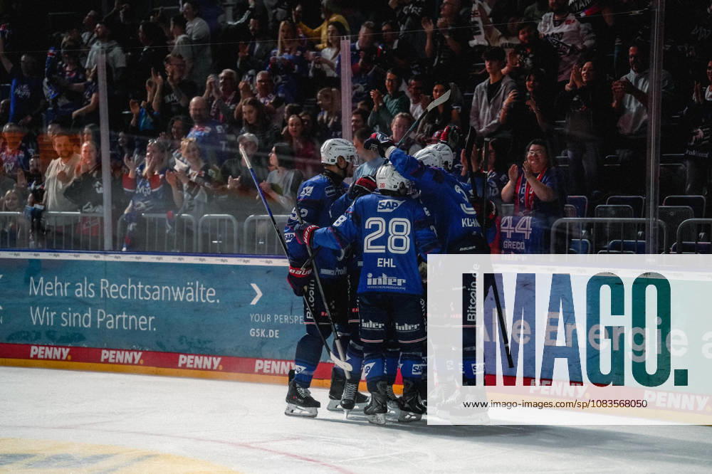 Penny DEL Ice Hockey, Adler Mannheim vs. Eisbären Berlin: Celebration after a goal by Tom Kühnhackl, Adler Mannheim