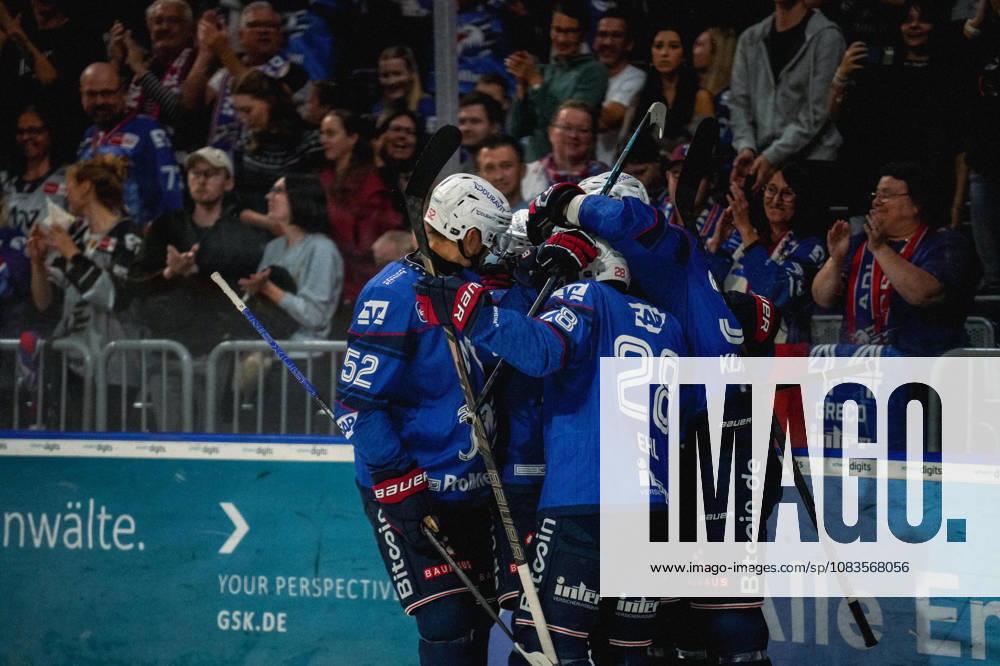 Penny DEL Ice Hockey, Adler Mannheim vs. Eisbären Berlin: Celebration after a goal by Tom Kühnhackl, Adler Mannheim